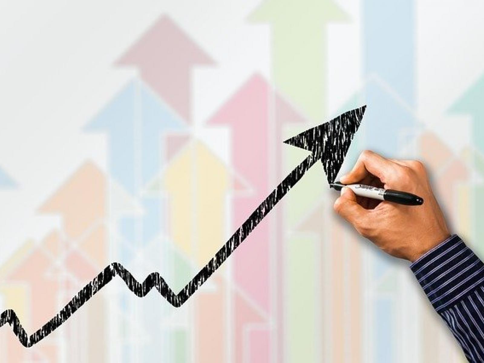 Careers in Business Management arrow moving up chart